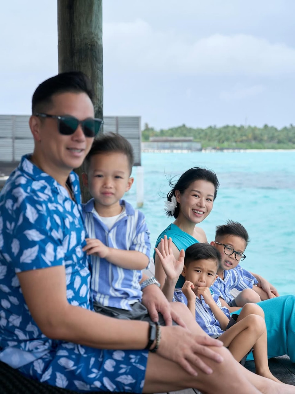 胡杏儿（后排右一）与老公生了三个儿子。（取自胡杏儿Instagram）