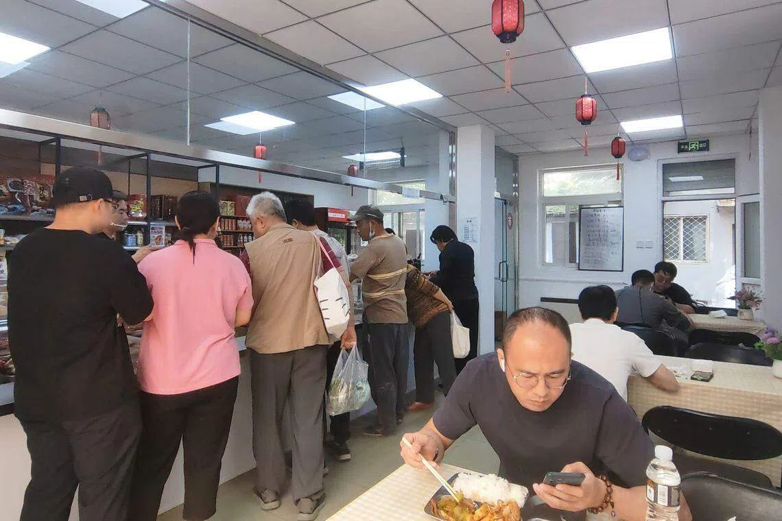 北京社区养老食堂大多获政府补贴， 价格实惠， 菜品丰富，从而吸引越来越多上班族。 图为北京炮局胡同的青龙社区食堂。（孟丹丹摄）