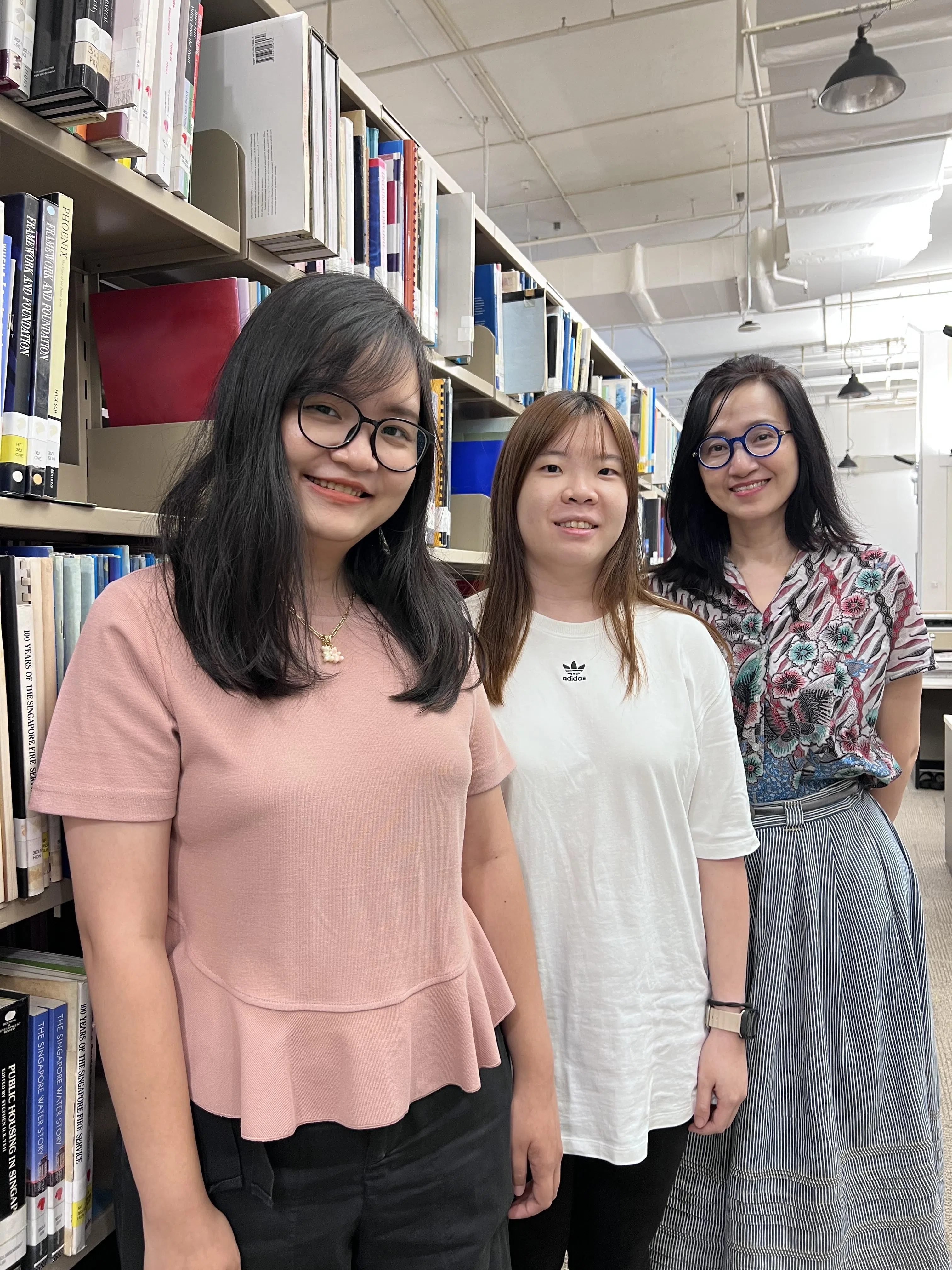 早报口述历史项目成员，右起为《思想中国》主编周雁冰、口述历史项目助理苏伟婷，以及《思想中国》翻译员钟思恩。（易吉娜摄）