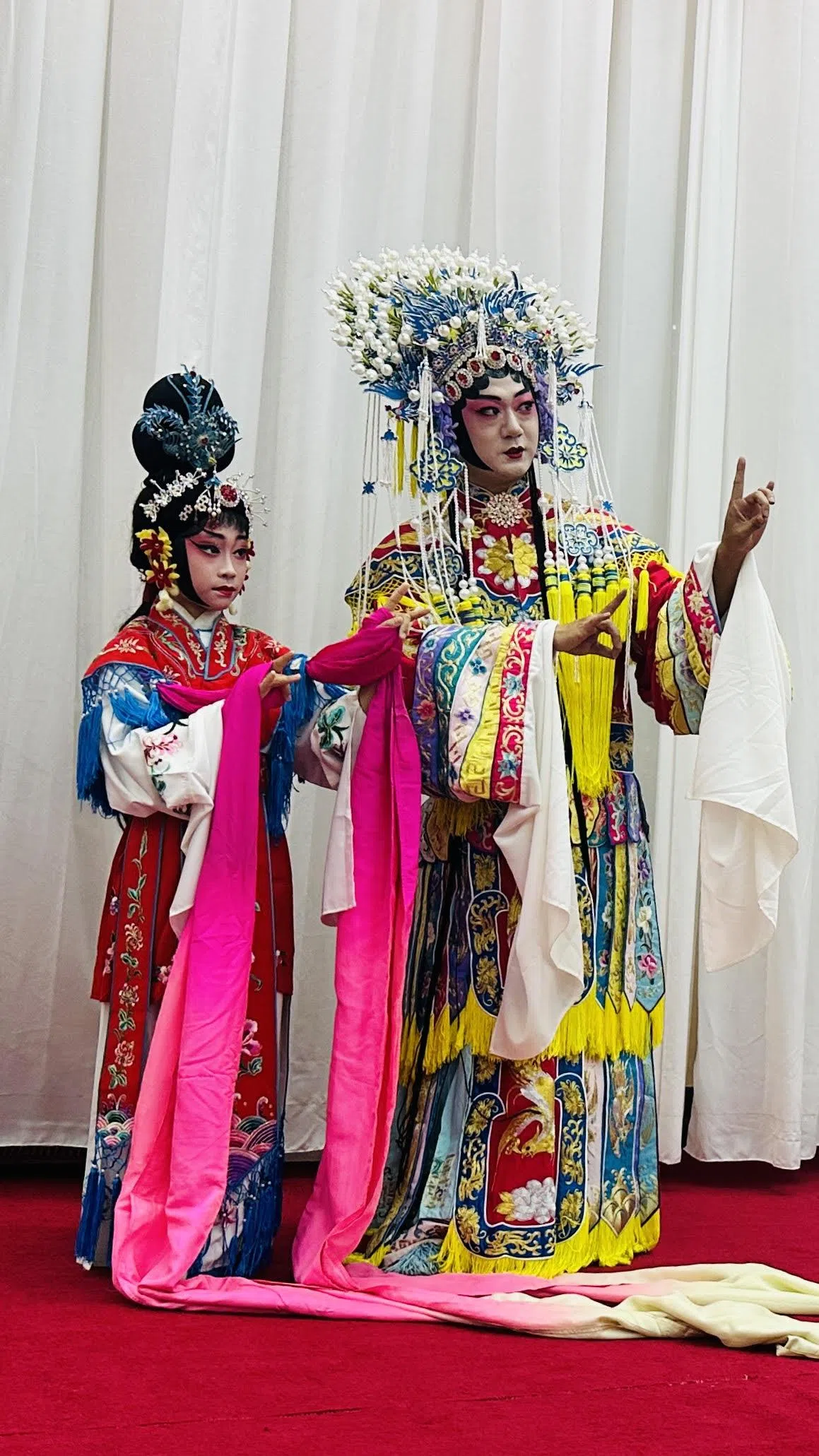 刘丰铭（左）在平社受教于多位老师，名票任伟辰（右）是他的老师之一。（平社提供）