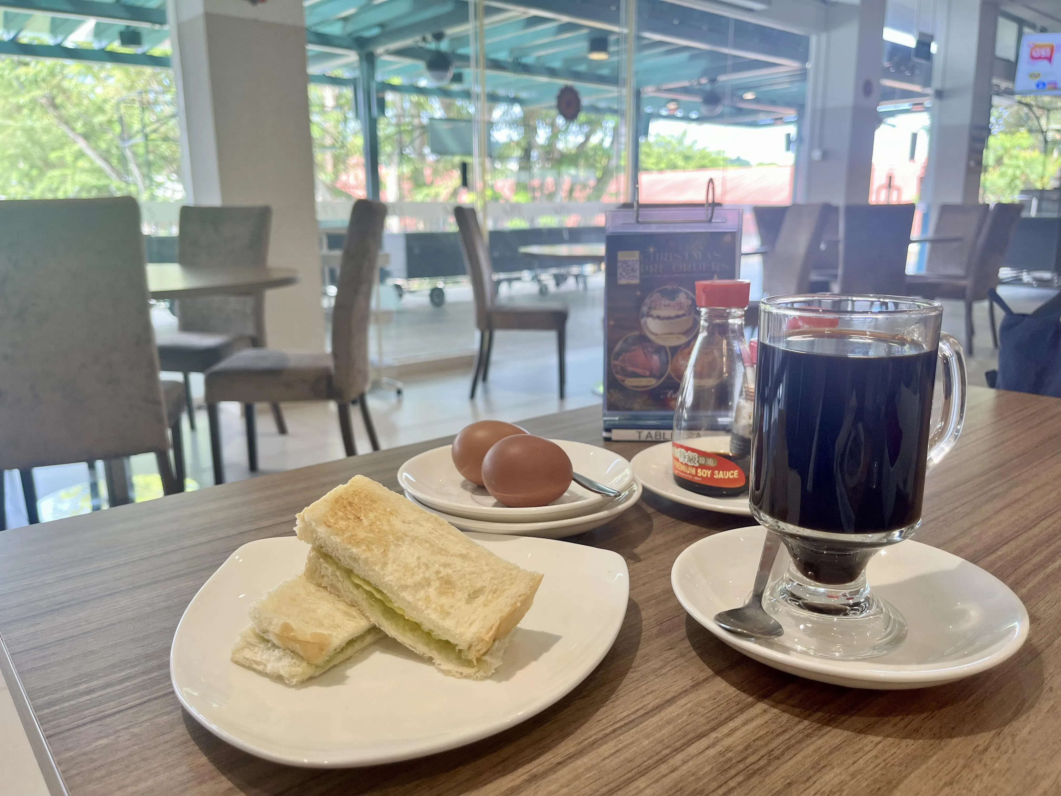 The Art的早餐选择包括传统咖椰牛油吐司套餐（$5.90），咖椰和牛油分量足，半生熟鸡蛋煮得恰到好处。（陈映蓁摄）
