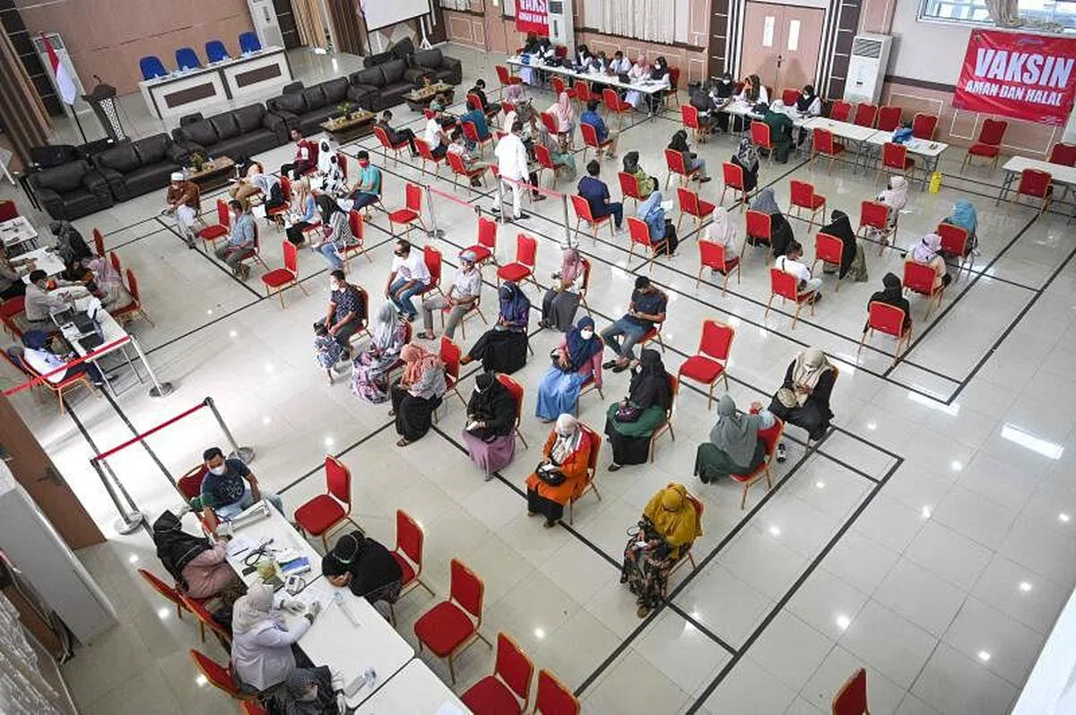印度尼西亚准备为已经接种两剂科兴疫苗的人再追加一剂莫德纳疫苗。（法新社）