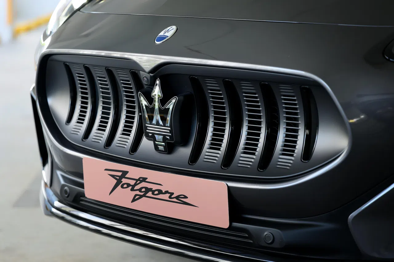 前格栅采用“内凹直瀑式”设计，中间是“三叉戟”车标。（龙国雄摄）