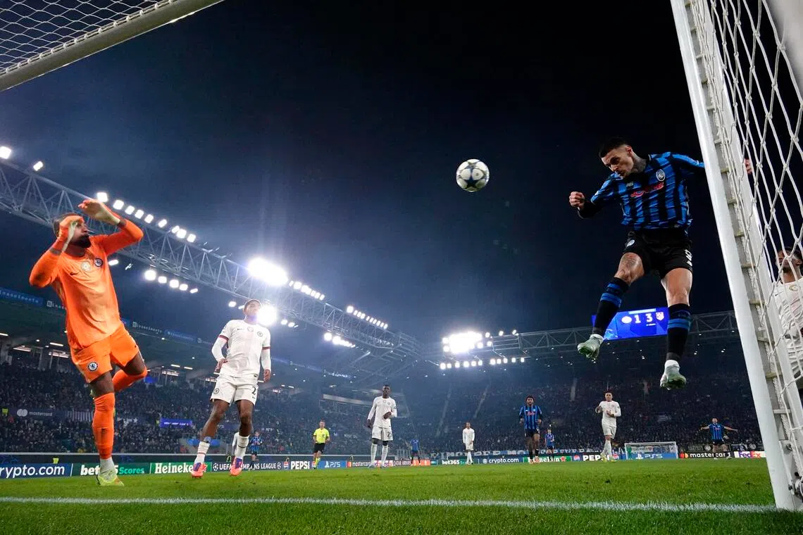 亚特兰大球员斯卡马卡（右）在第55分钟头槌入网，助球队掀起反击战。（路透社）