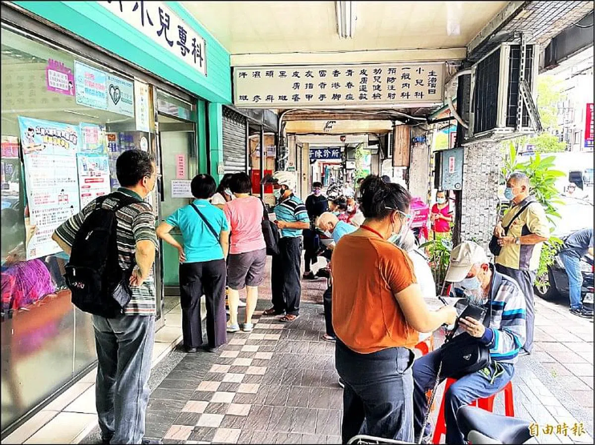 台北士林区基层诊所昨天挤满等待打疫苗的长者及陪同家属。（自由时报）
