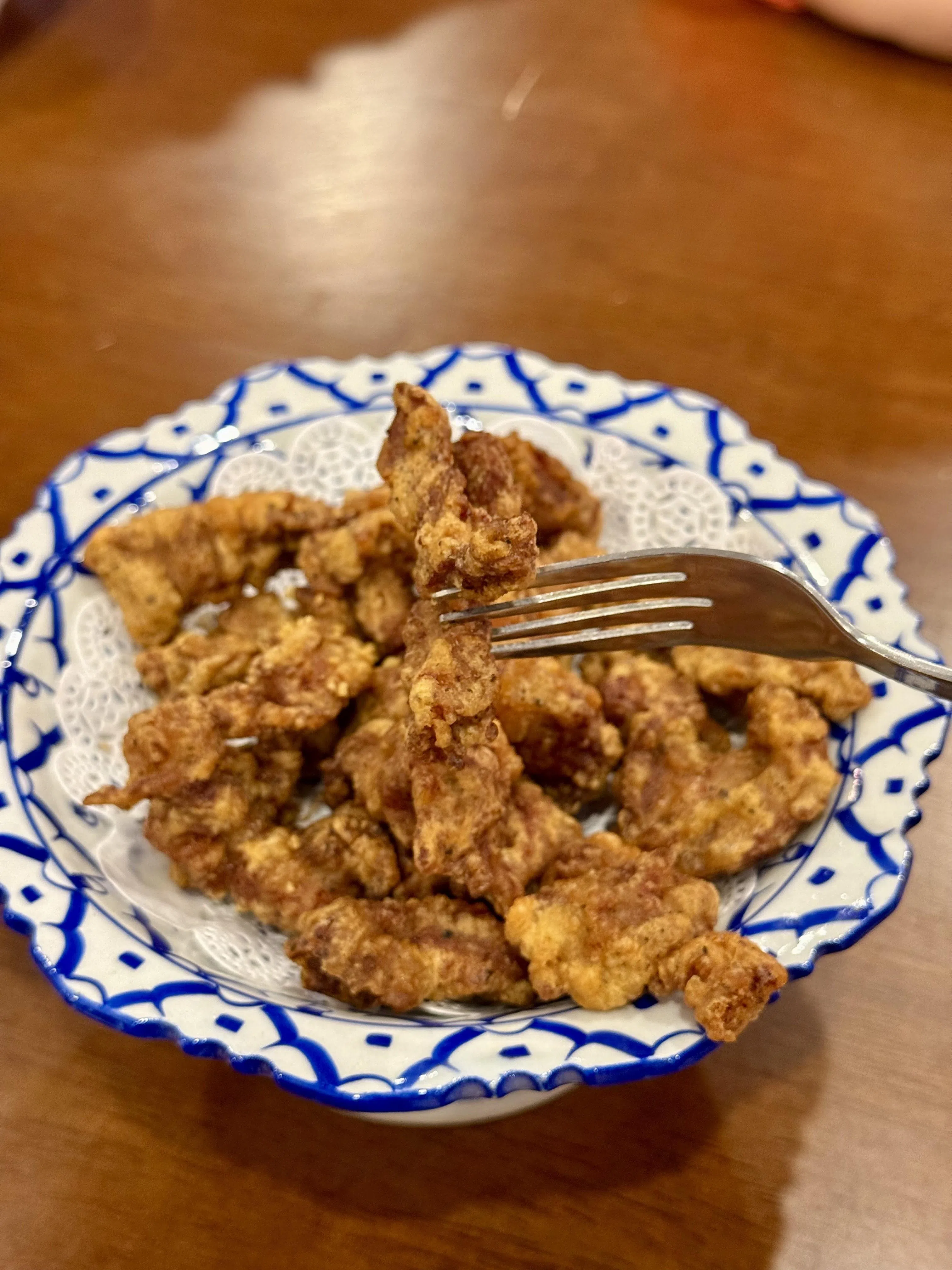 蒜味炸猪肉条金黄酥脆。（叶晓虹摄）