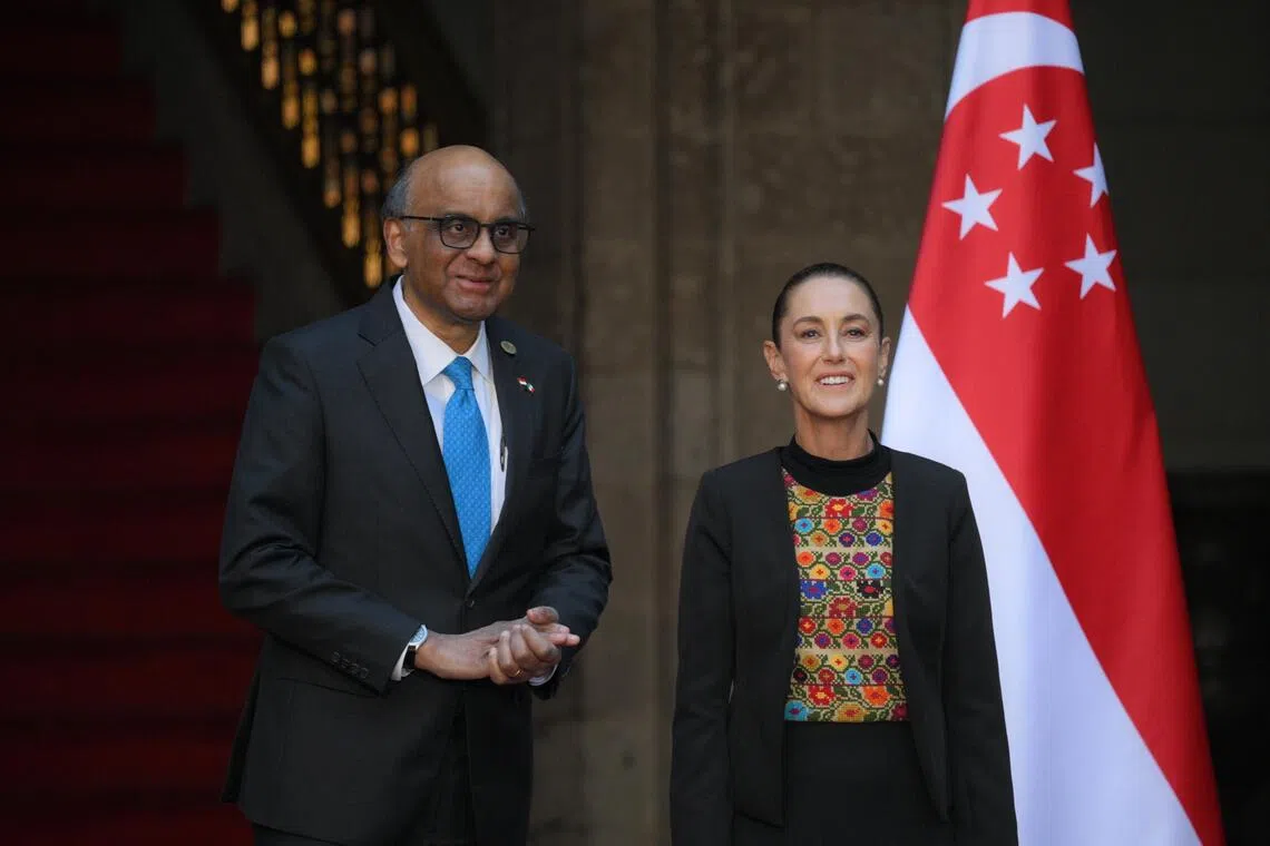 在墨西哥进行国事访问的尚达曼总统（左），当地时间星期一（12月1日）上午到墨西哥城市中心的国家宫出席正式欢迎仪式，并同墨西哥总统辛鲍姆（右）会晤及主持联合记者会。（海峡时报）