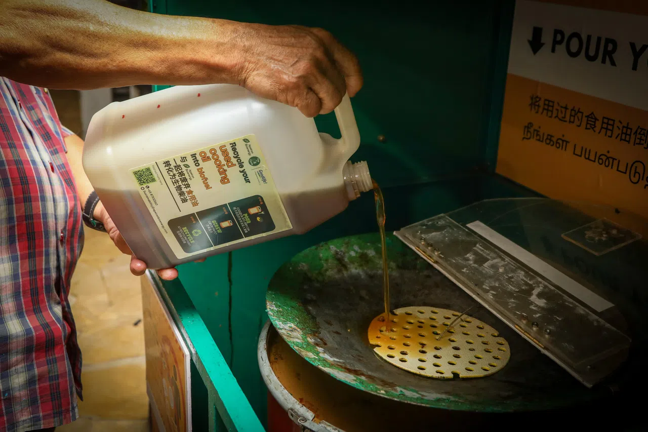 废弃食用油回收点还有一片塑料过滤板，滤掉油渣和垃圾。（张恺恩摄）