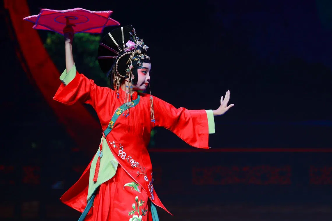薛琬蓉在评选舞台上表演《托媒选婿》，头饰由经验丰富的老艺人亲手镶嵌制作。（受访者提供）