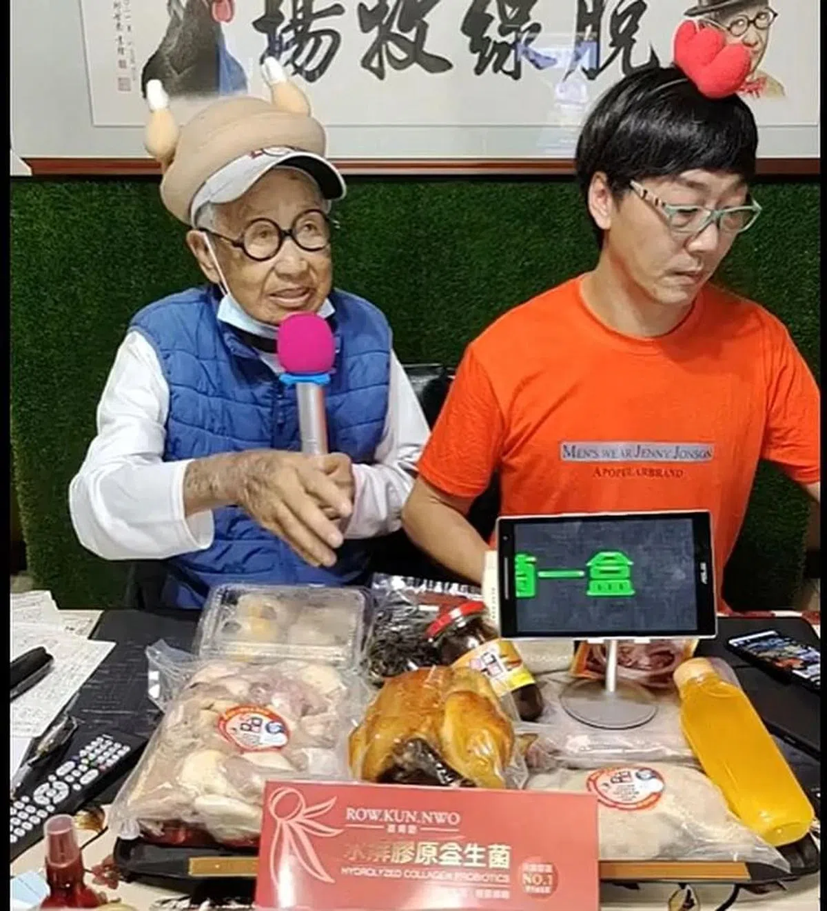 脱线（左）上周六才和儿子一起直播。（互联网）