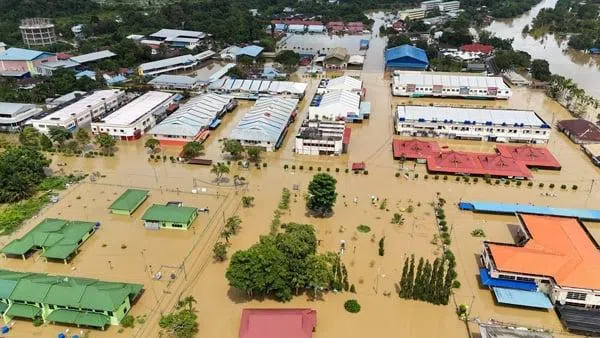 实务地镇目前遭遇自1981年以来最严重的水灾。（中国报）