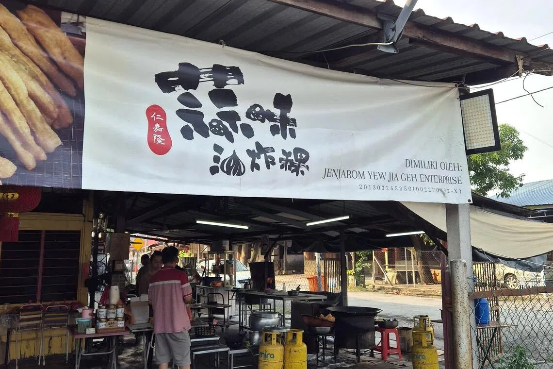 “蒜味油炸粿”的住家档口，门前仅挂着一幅布条。（陈爱薇摄）