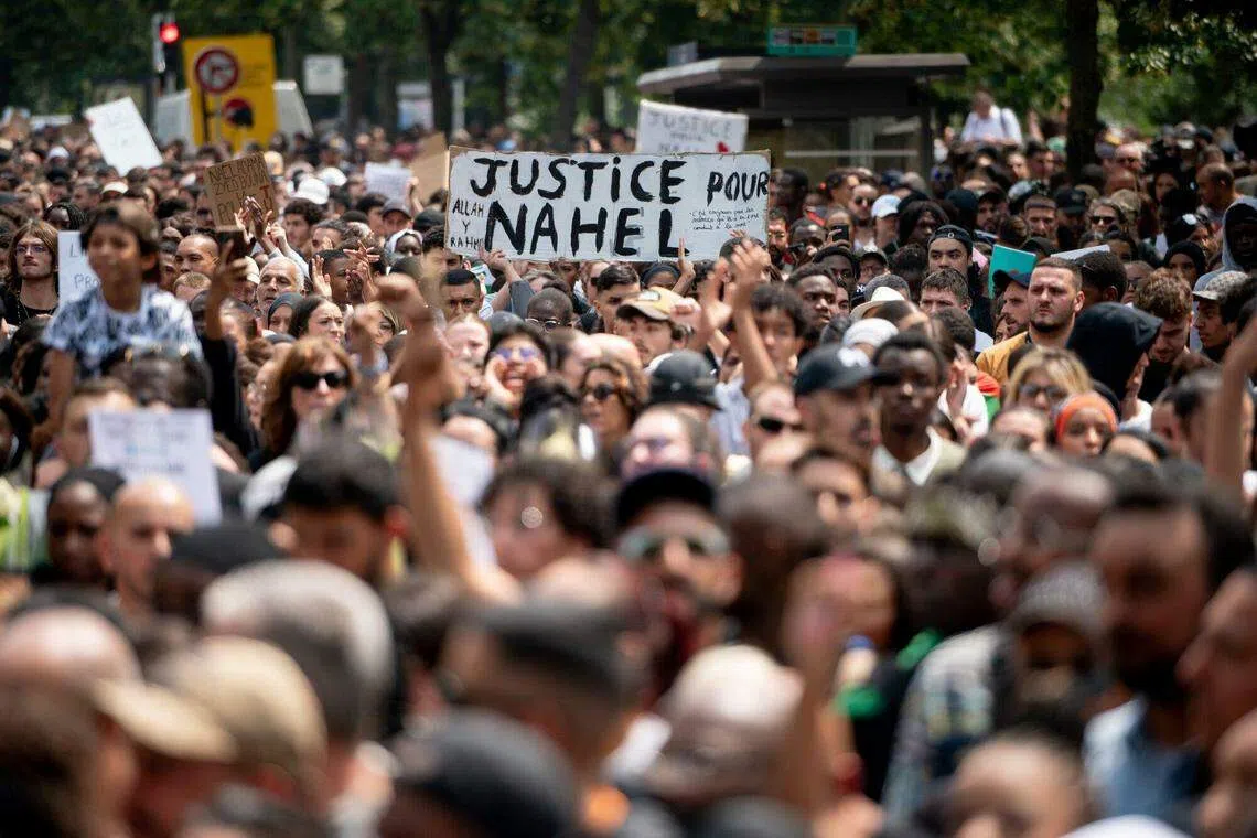 6月29日，示威者在法国多地聚集，抗议法警射杀17岁阿尔及利亚裔少年事件。（彭博社）