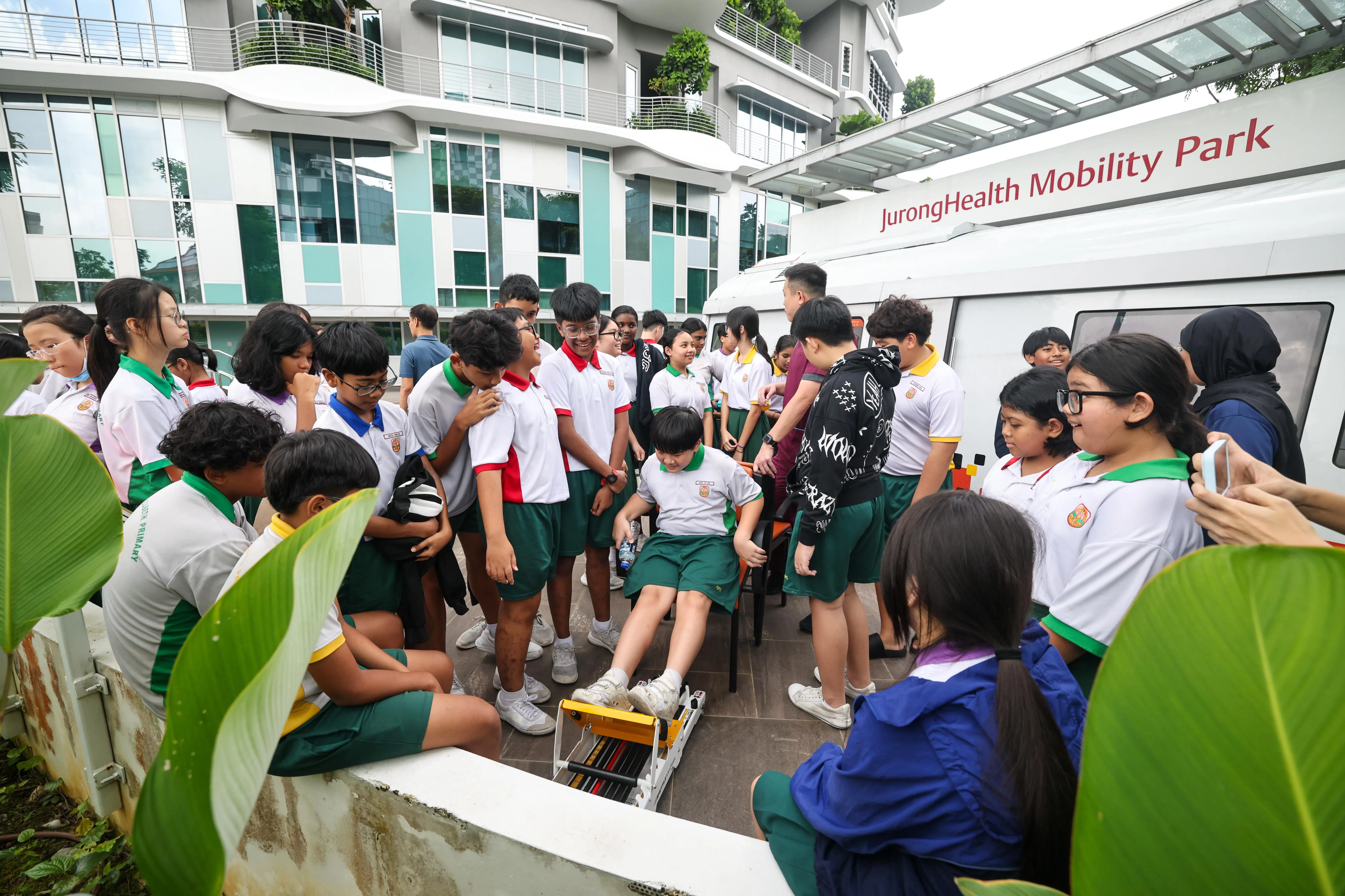 裕廊社区医院“康跃园”（Mobility Park），伊丽莎白公主小学的“少年医疗探索家”体验病患怎么借助辅助器上下车。（陈渊庄摄）