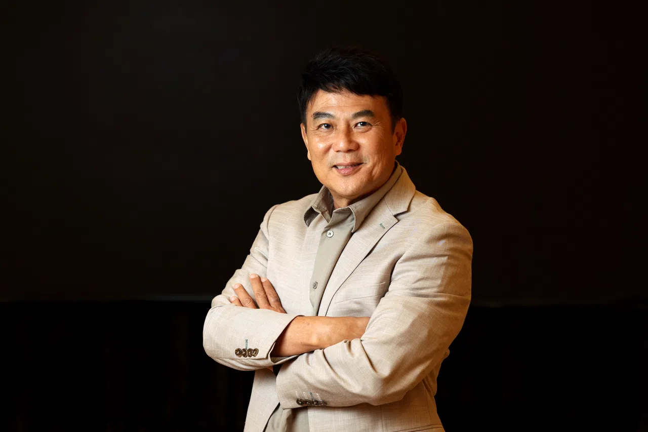 本地百万大导梁志强在《钱不够用3》记者会上和记者聊金马奖对新马电影的影响。（龙国雄摄）