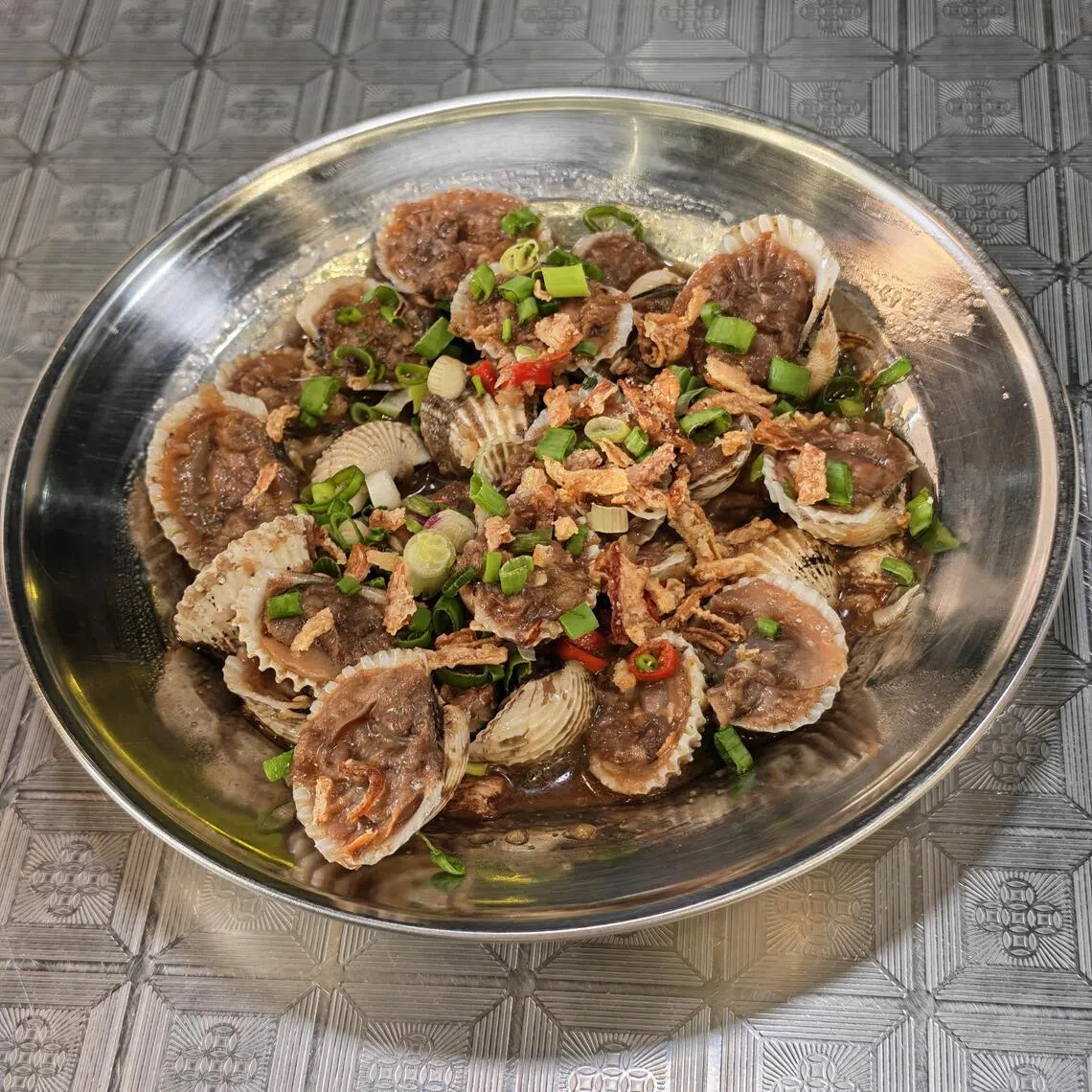 潮州鲜蛤在邻里食店比较少见，一份$9.80。（陈爱薇摄）