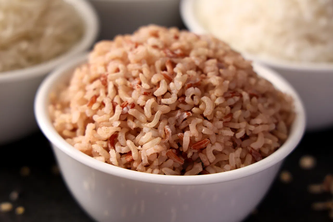 选用“新鲜米”的花糙米，一次煮饭就能轻松吃到两种米饭。（龙国雄摄）