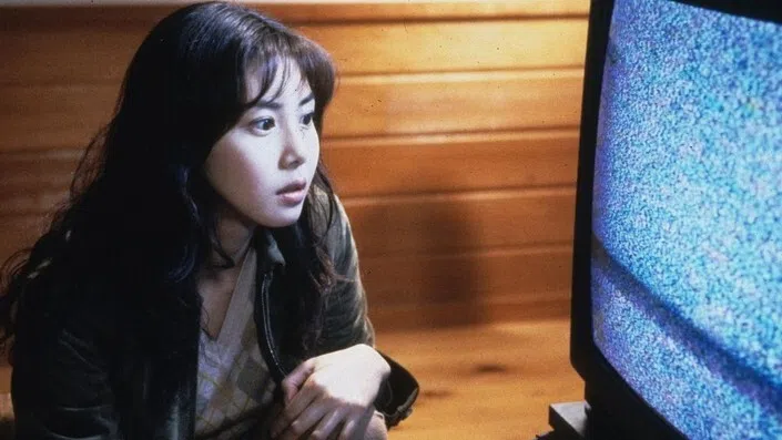 松岛菜菜子在《午夜凶铃》中饰演调查诡异命案的记者。（互联网）