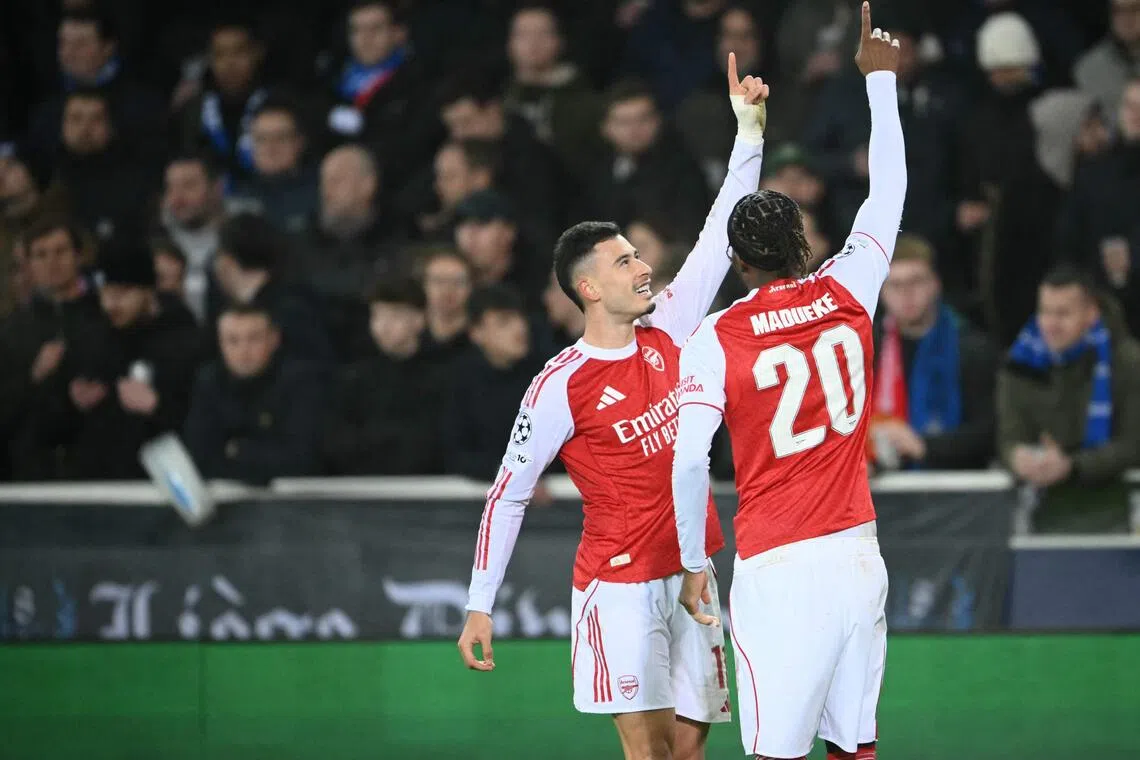 马蒂内利（左）和马杜埃凯在各半场各自轰出了世界波，助炮兵以3比0轻取布鲁日，保持欧冠全胜的纪录。（法新社）