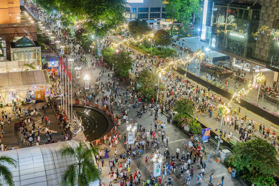 去年平安夜，乌节路举行街头派对，吸引许多人在亮丽的灯光下迎接圣诞节到来。（吴先邦摄）