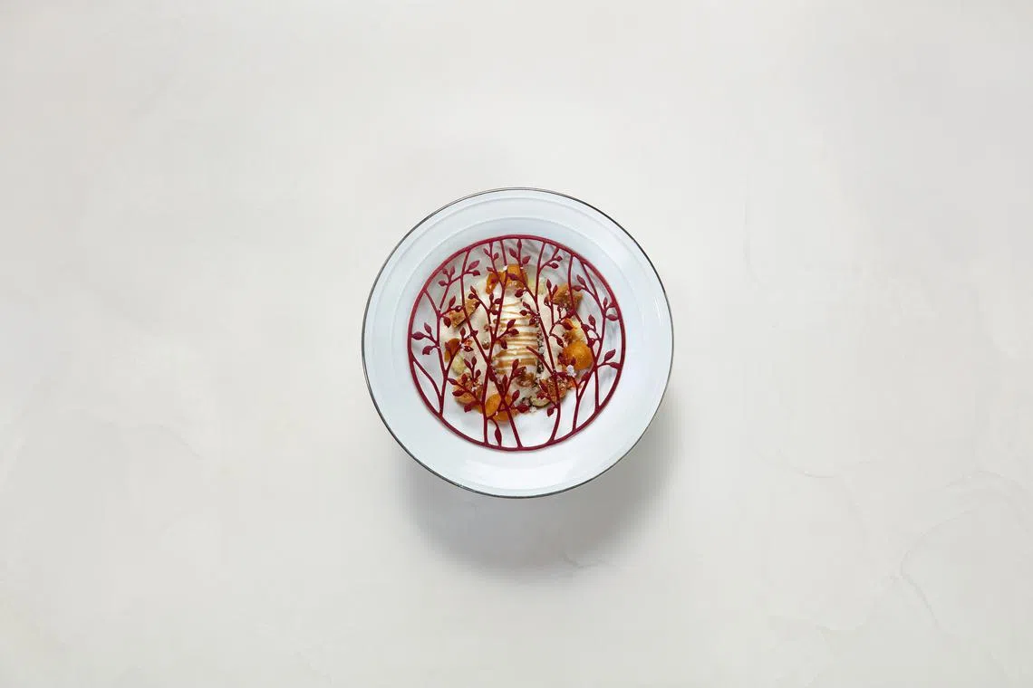 番薯甜点有番薯泥，加入炸番薯小球，上面盖镂空设计的法式番薯酥饼。（餐馆提供）