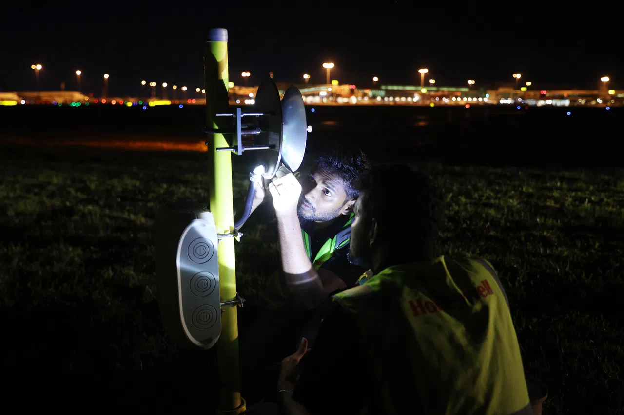 跑道上设有微波屏障探测器，探测未经许可进入跑道的车辆，维修工作每半年一次。（白艳琳摄）