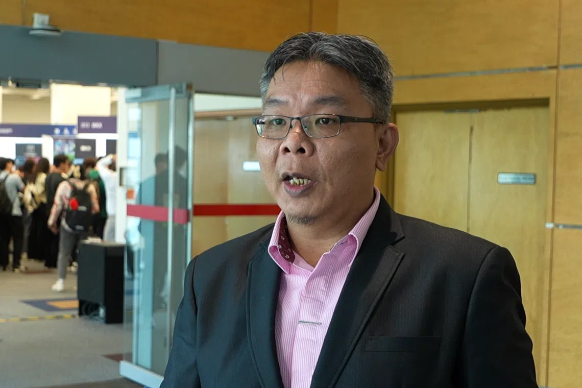 南大职业辅导师吴庆源说，团队会在学生们入学第一天就主动联系，努力成为他们整个职业道路的一部分。（视频截图）