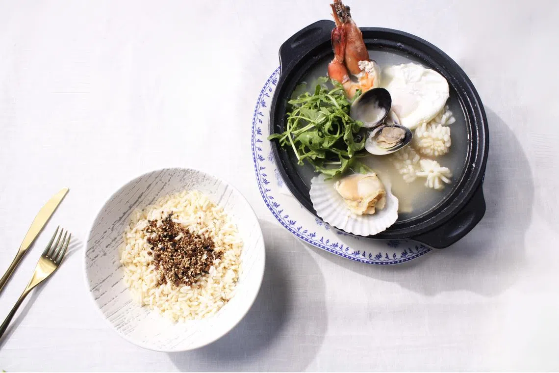 Tanglin Cookhouse的招牌泡饭有蛤蜊、带子、苏东和本地养殖的老虎虾等。（餐馆提供）