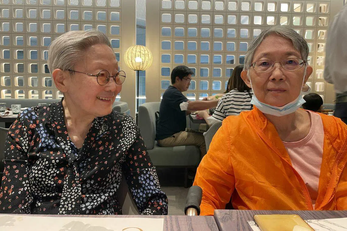 刘太与前书籍代理人黄发心（右）重逢于新加坡。（林方伟摄）
