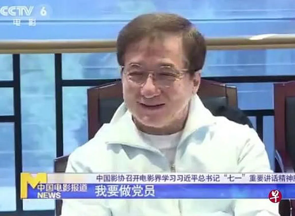 成龙在学习“七一”讲话座谈会上表示：“我要做（中共）党员”。（视频截取）