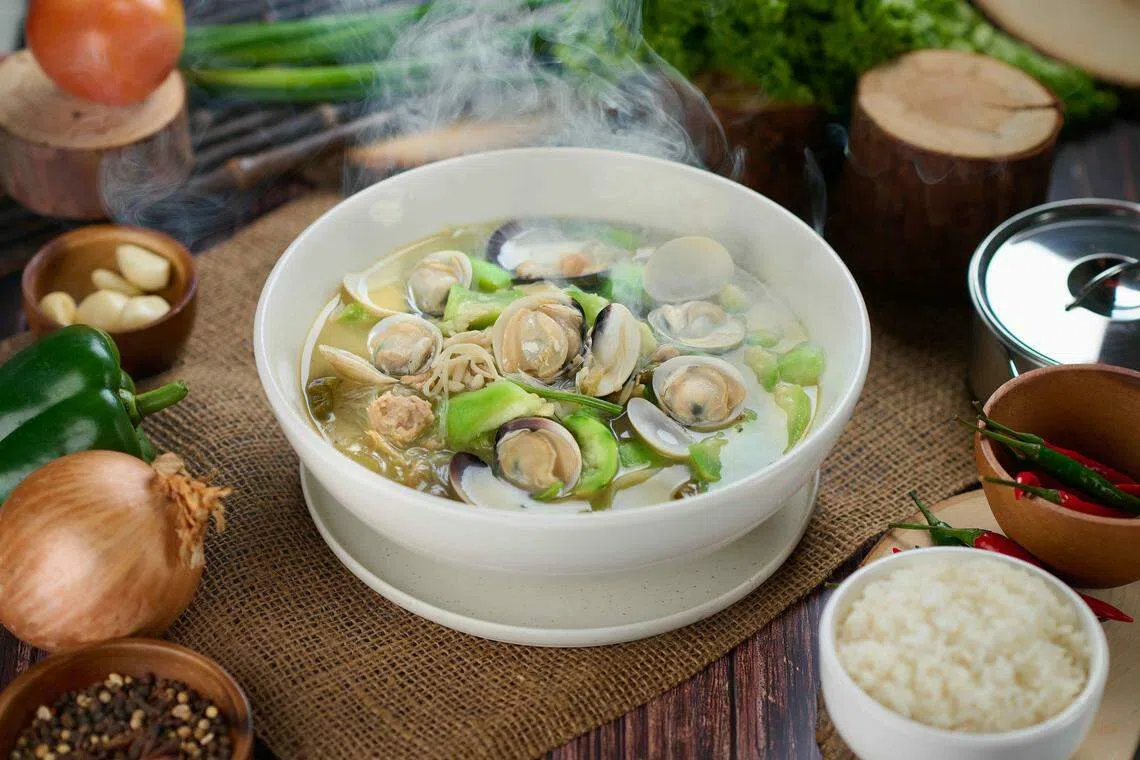 咸盐水花甲汤滚烫鲜香，喝的全是来自蛤蜊的鲜美。（餐馆提供）