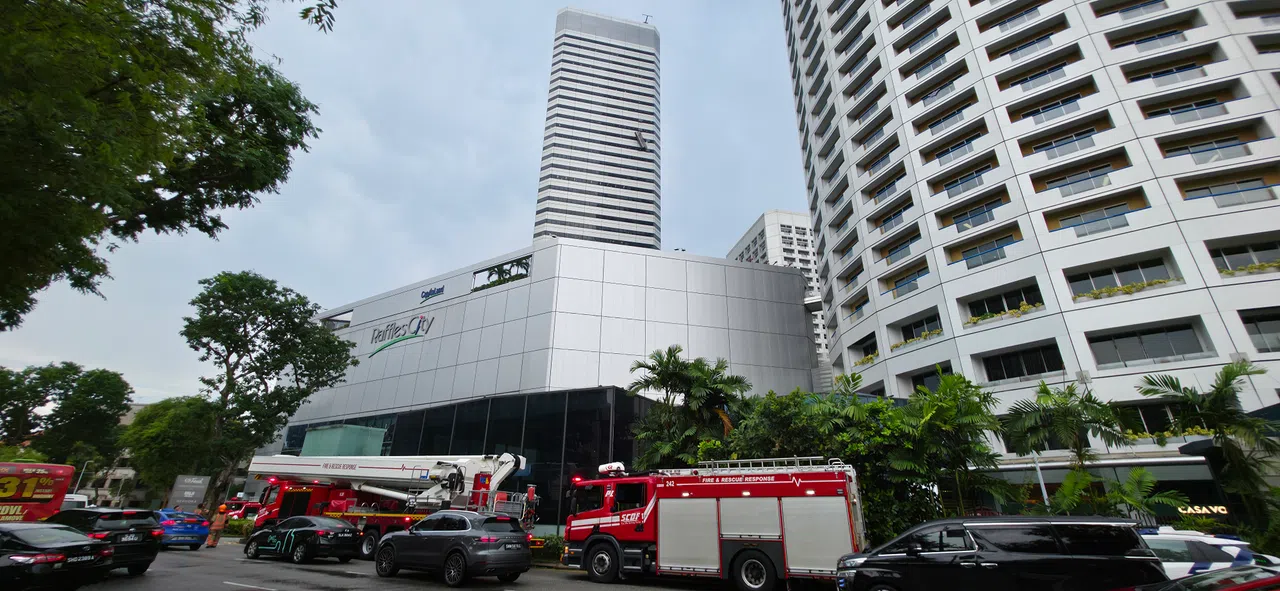 民防接到通知后赶到现场救援。（梁麒麟摄）