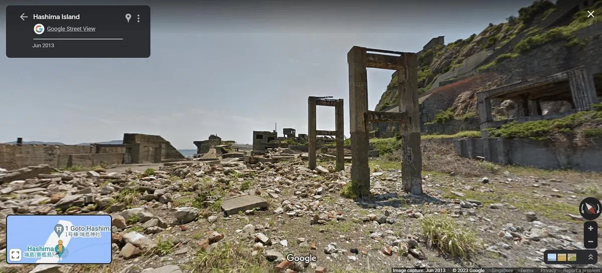 日本长崎县的军舰岛上如今满是断壁残垣。（谷歌街景截图）