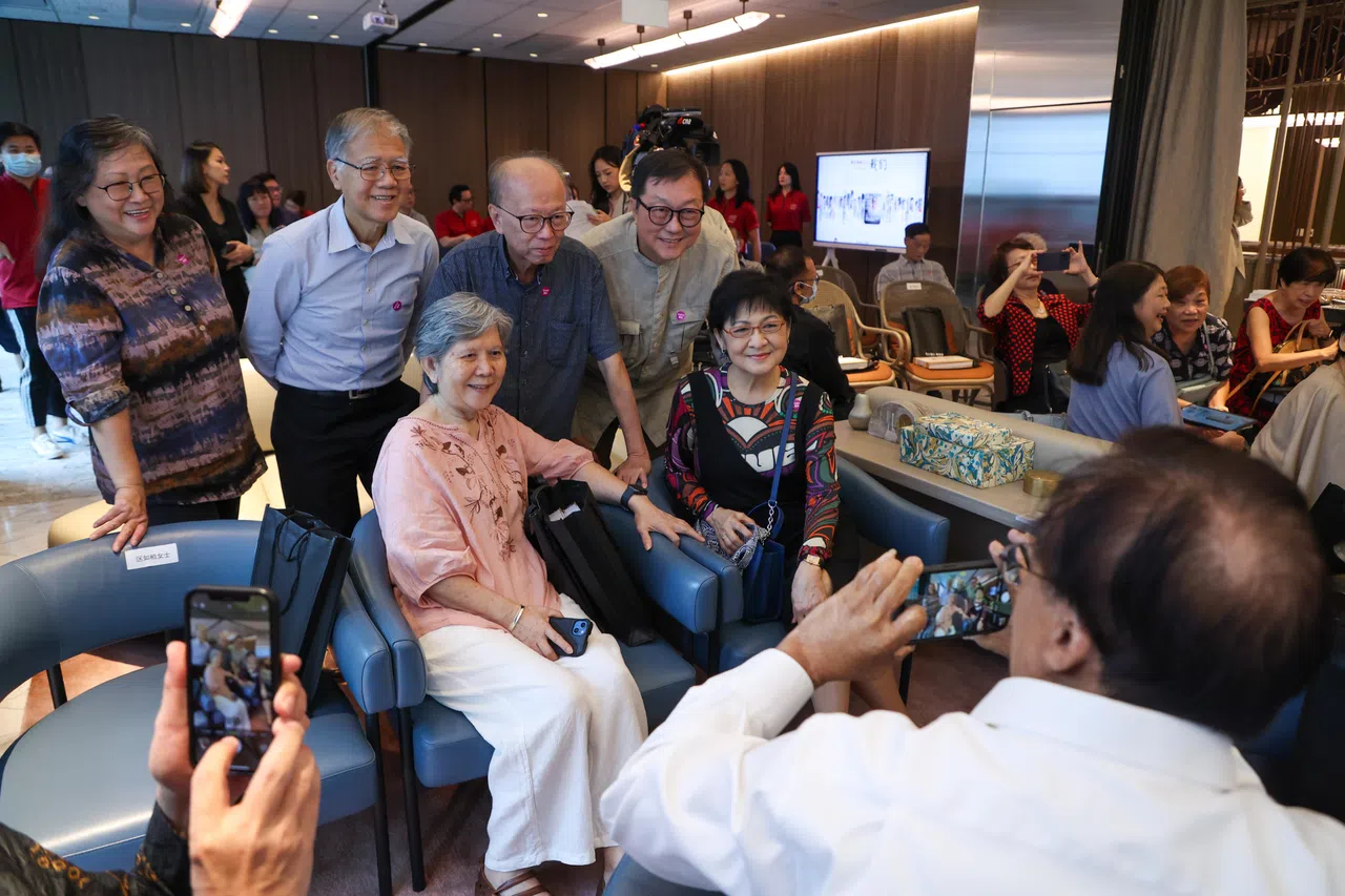 许多资深报人在《联合早报》庆生会上相聚甚欢，合影留念。前排左起为学生报前主编林春兰、早报前资深政治新闻记者刘培芳。后排左起为早报资深高级记者谢燕燕、前执行编辑杨瑞锋、前财经新闻主任郑明杉、前美术主任李智松。为他们拍照的是早报前副总编辑成汉通（背向镜头）。（白艳琳摄）