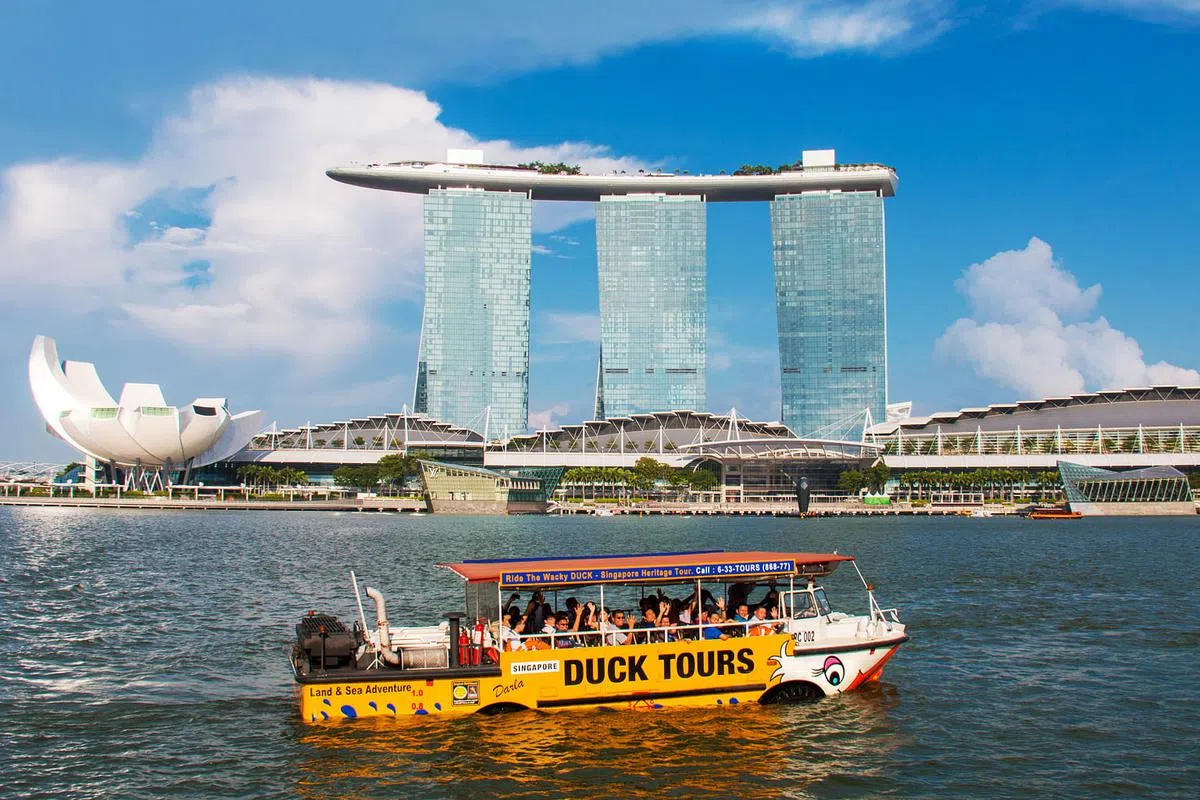 新加坡鸭子船游览，让你饱览美景如艺术科学博物馆、滨海湾金沙等，并在游览新加坡河之际，拍摄全家福，其乐融融。注：照片摄于疫情前。（图／SINGAPORE DUCKTOURS提供）