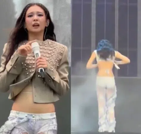 Jennie在台上疑遇麦克风故障，演出期间还一度转过身，频频调整身上的比基尼式服装。（互联网）