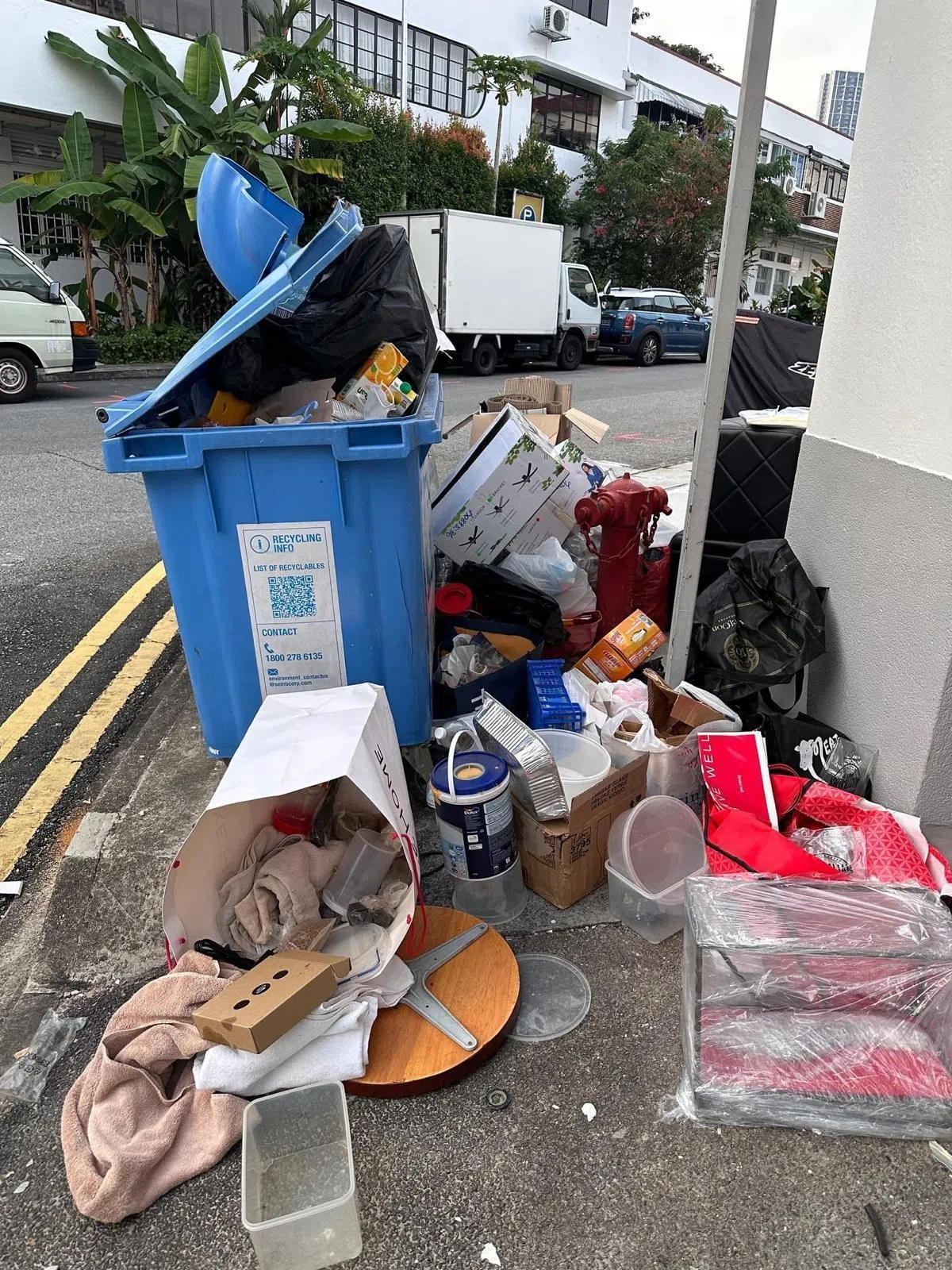 中峇鲁一带的回收箱过去堆满了各种垃圾，一些垃圾不仅无法回收，还造成卫生问题。（Love Tiong Bahru提供）