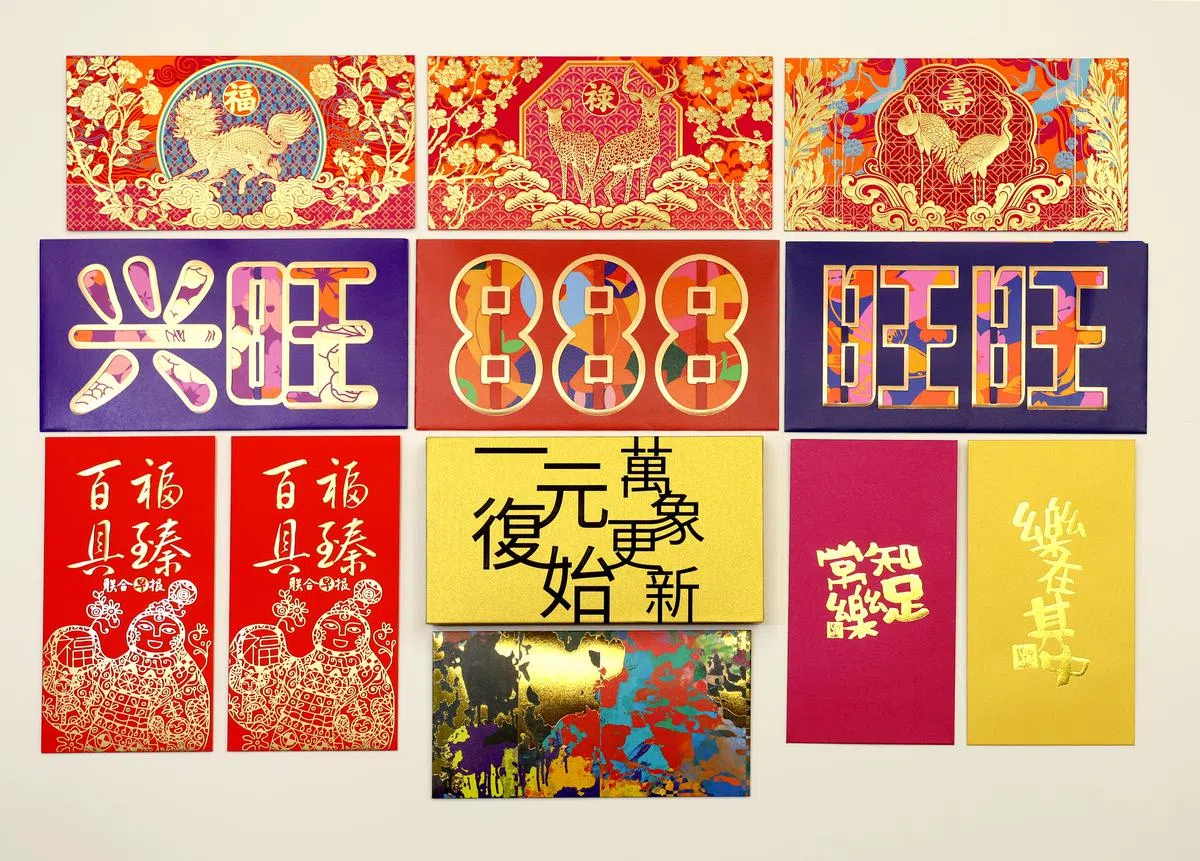 今年不“Me兔”的红包：（上）瑞银集团（UBS）“福禄寿”红包；（中）Ode to Art画廊吉语红包；（下左起）《联合早报》“百福”红包；陈益为香港Joyce时装屋设计的泼墨红包；李俊乐“乐乐体”书 法红包。(龙国雄摄)