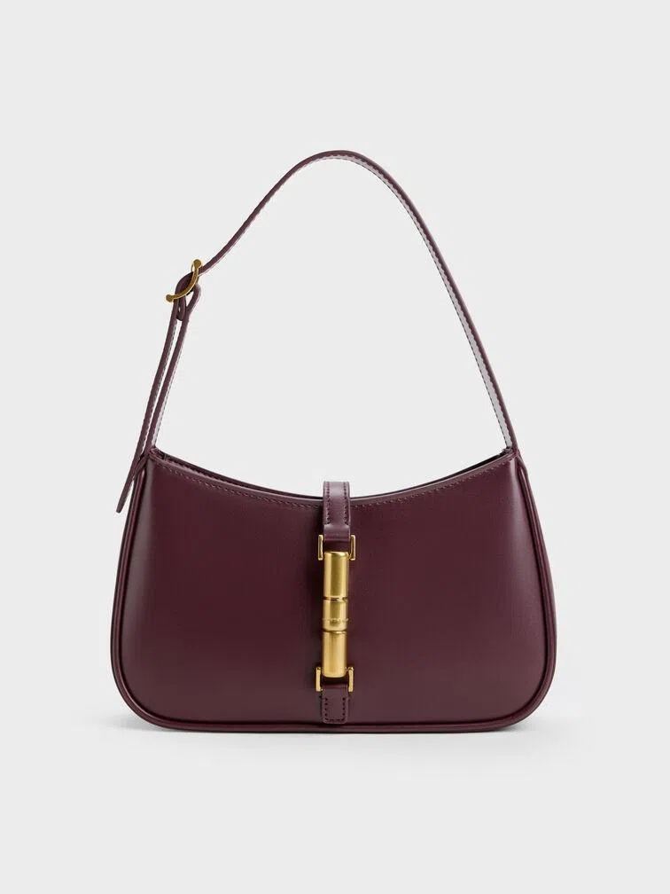 Charles & Keith Cesia Metallic-Accent Shoulder Bag （Charles & Keith提供）