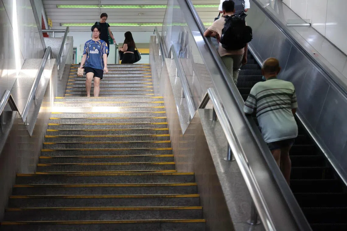 布莱德地铁站C出入口现有的楼梯将改建为电动扶梯，方便行动不便者下行到地铁站。（李冠卫摄）