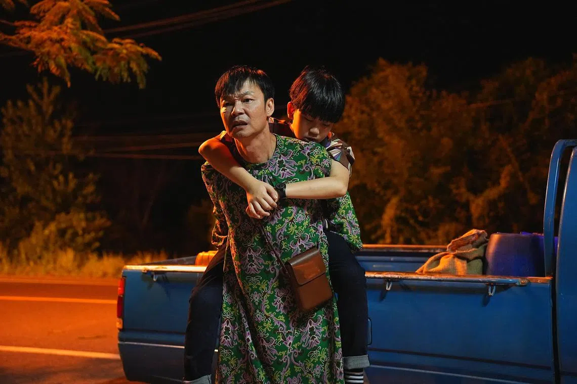 李国煌（前）和谢淮聿饰演有代沟的父子。（嘉华院线提供）