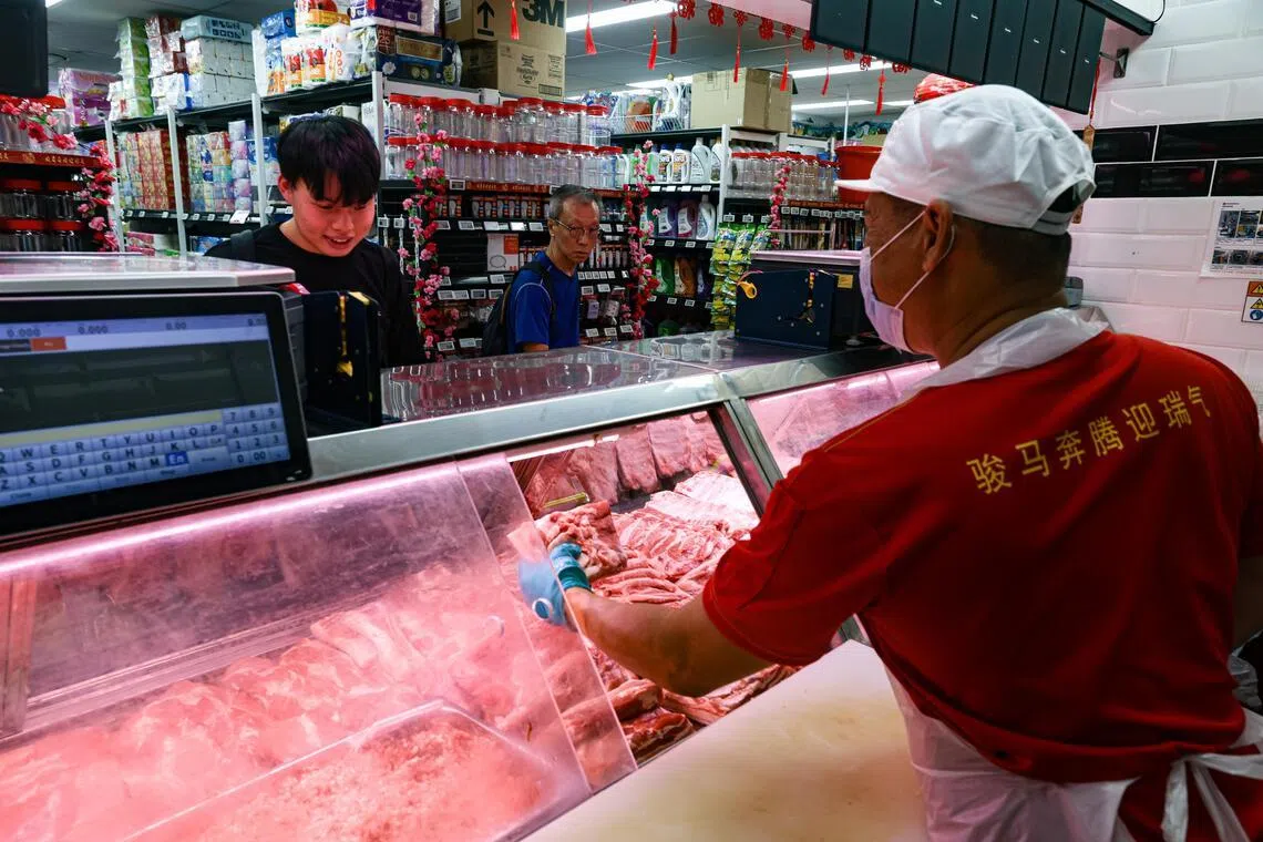 昇菘全岛87家分店目前都设有猪肉档，方便顾客选购猪肉。（ 关俊威摄）