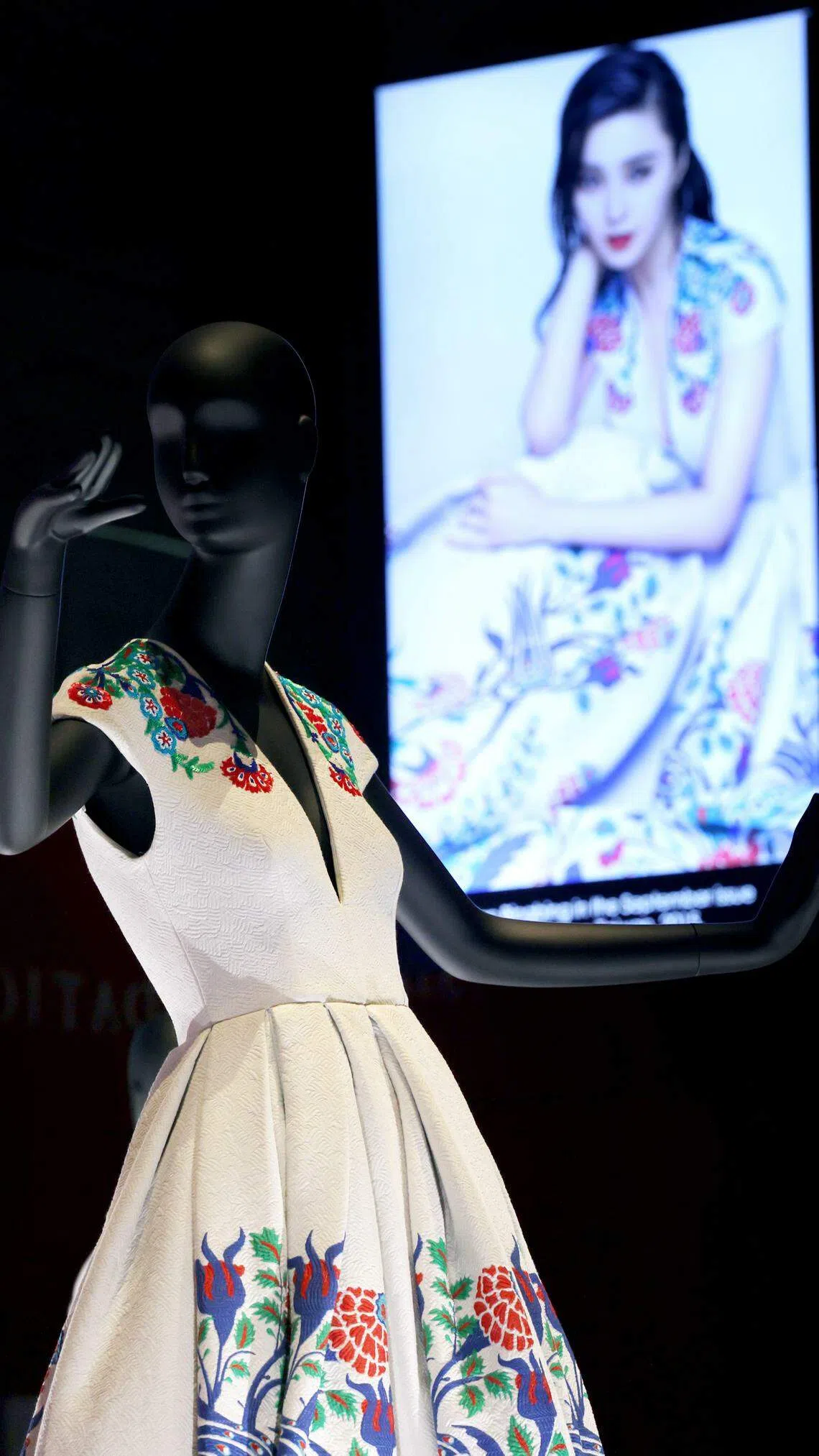 中国影星范冰冰曾穿过鄞昌涛的设计拍摄杂志封面照。（龙国雄摄）