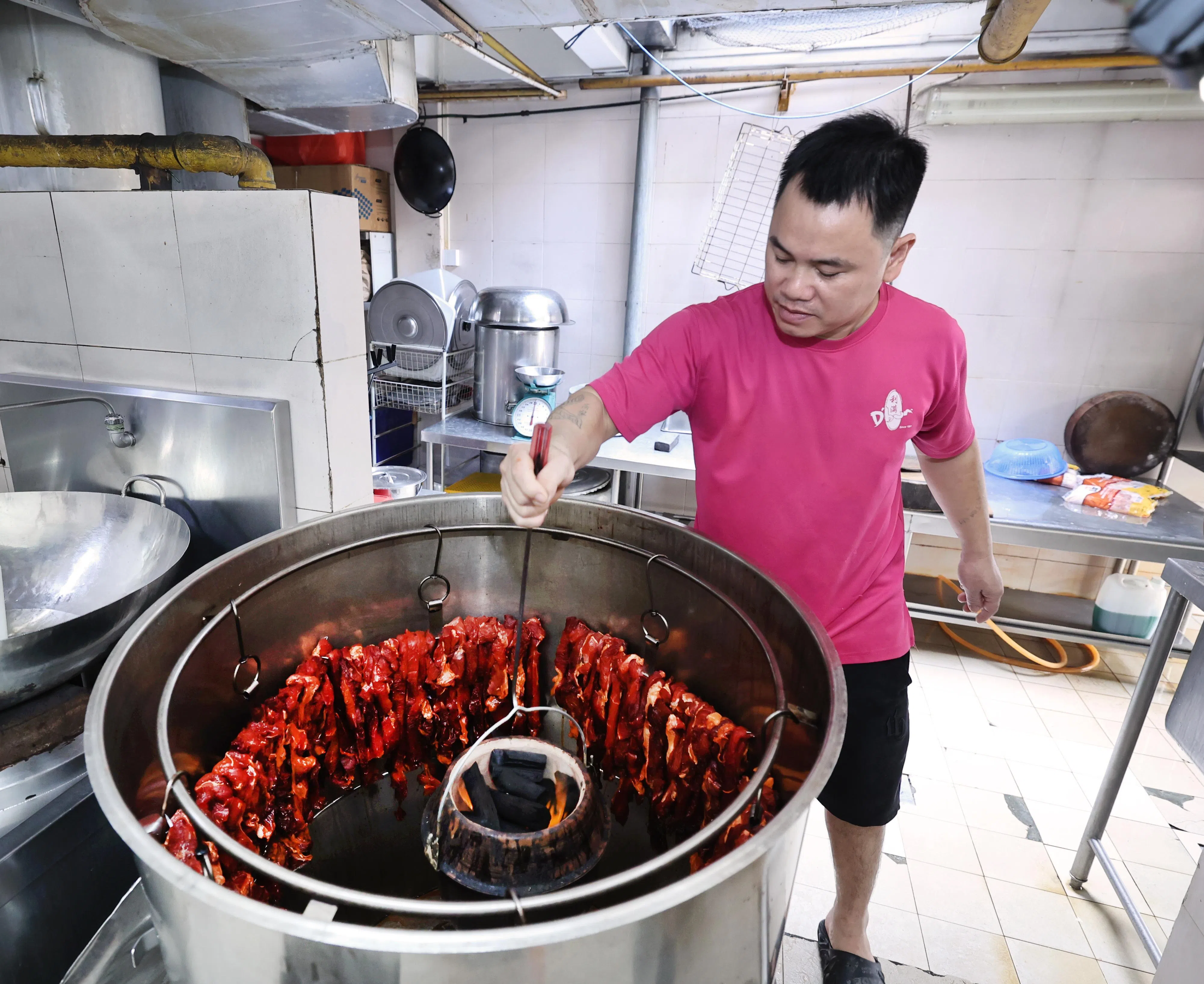 以火炭烧烤叉烧很考功夫，必须精准掌握火候和时间。（周国威摄）