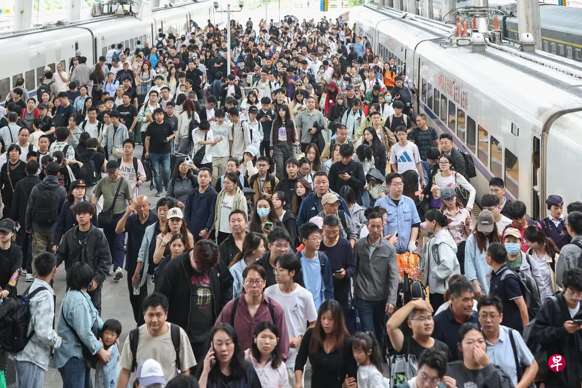 中国国庆假期首日 铁路旅客发送量创单日新高