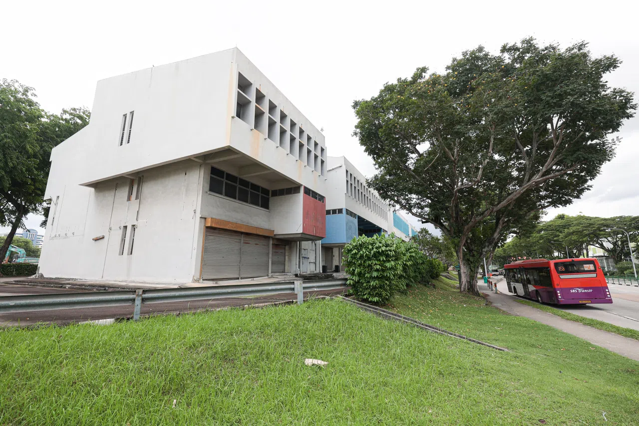 根据本轮政府工业售地计划的规定，得标的发展商须保留陈列室排屋厂房的外观，包括屋顶、山形外墙（gable-end walls）、窗户、二楼和三楼的百叶窗，以及遮阳板等元素。（李冠卫摄）