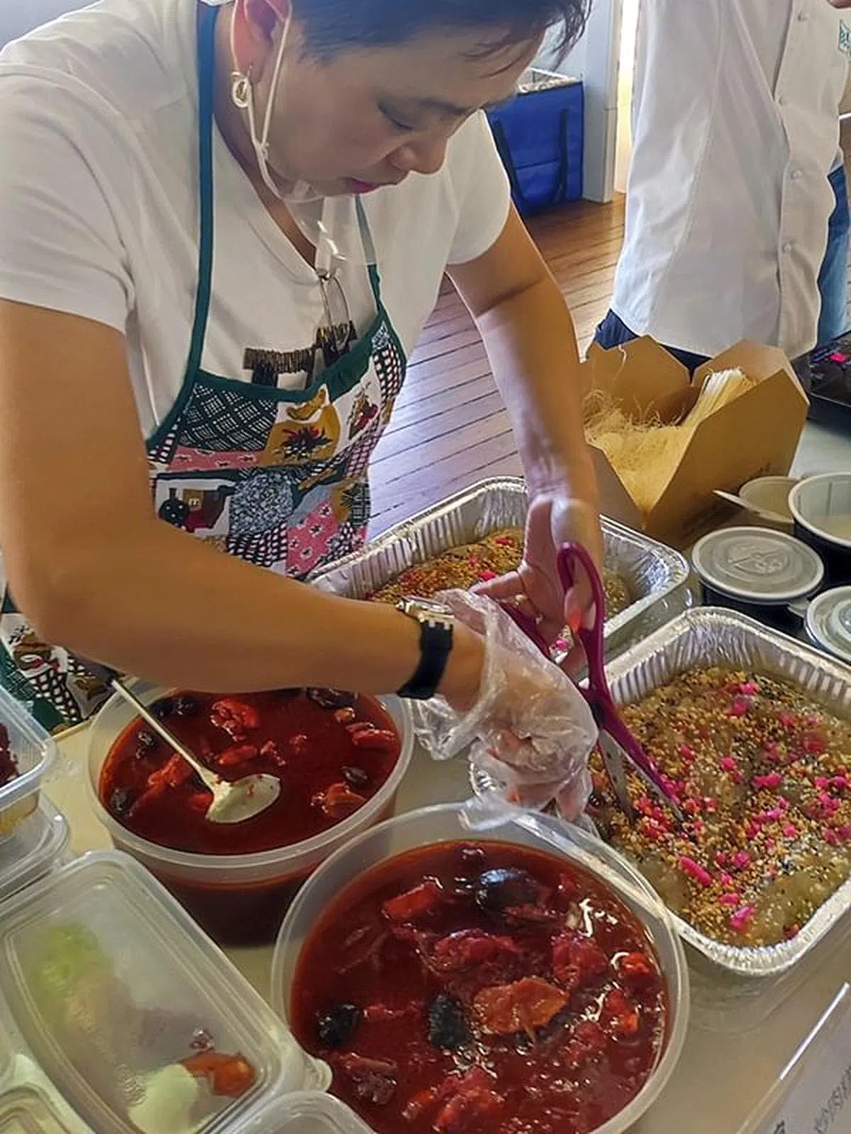 王品华表示，由于工序繁琐，福州传统过年食品在本地几乎买不到，想吃得自己做。（林俐贤摄）