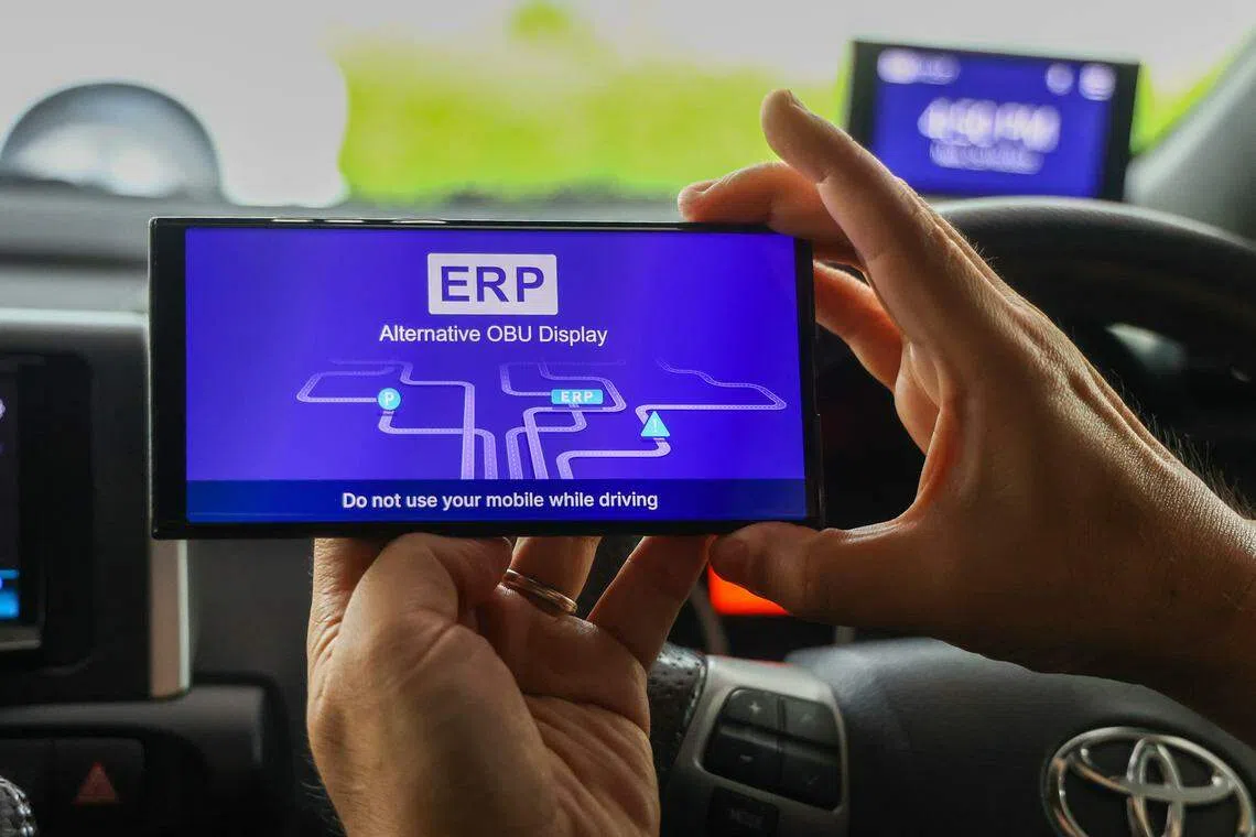 驾车者可通过触屏显示器查看ERP相关信息，若选择不安装触屏显示器，则可通过自己的智能手机使用陆交局的ERP 2.0应用或其他第三方应用，查看有关路费和路况等基本信息。（陈斌勤摄）