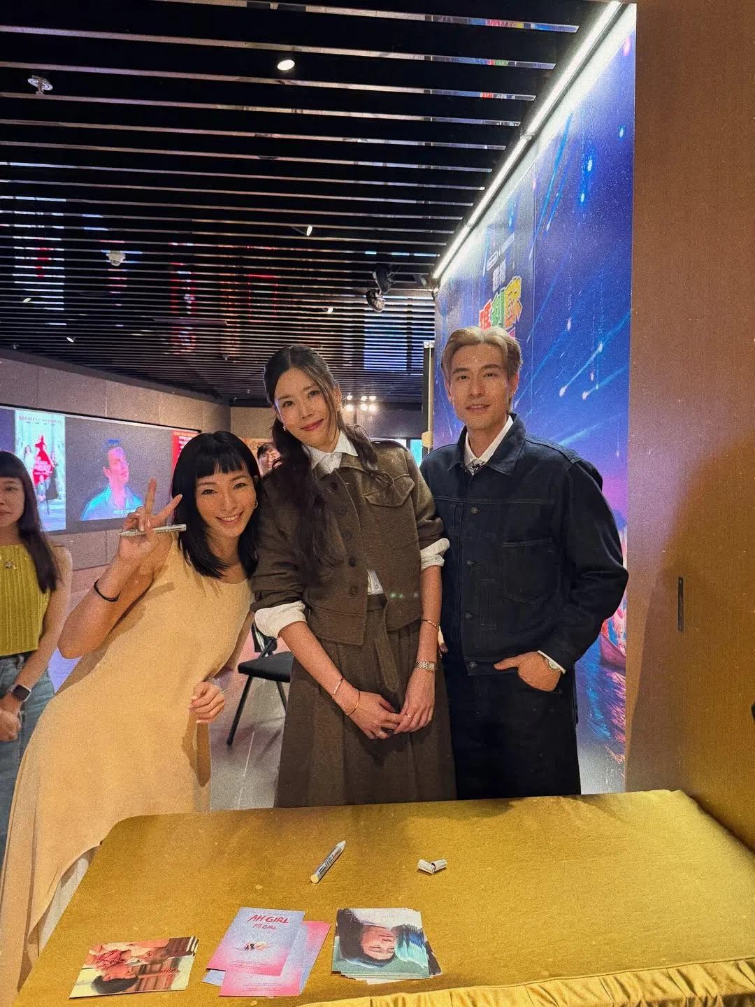 洪玉桔（左起）与片中饰演年轻父母的黄思恬和谢俊峰，日前到香港领奖。（取自洪玉桔IG）