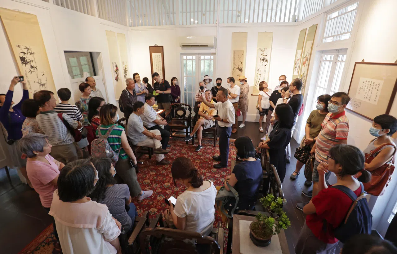 “天猛公四季系列”首场活动“拜访春天的天猛公”于2023年3月18日登场，数十名早报俱乐部读者近距离欣赏天猛公黑白屋内的珍贵字画，讲解人是本地书画家陈培福（居中站立者）。（档案照片）